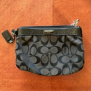 Coach clutch in black signature C’s